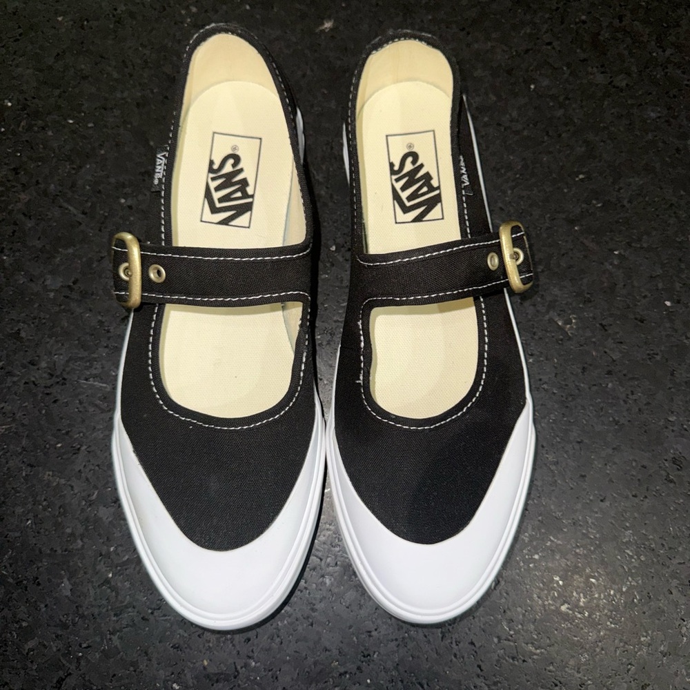 NEW VANS BLACK CANVAS MARY JANE BUCKLE WHITE RUBBER SOLE SNEAKERS SZ 8 BRAND NEW - Picture 4 of 15